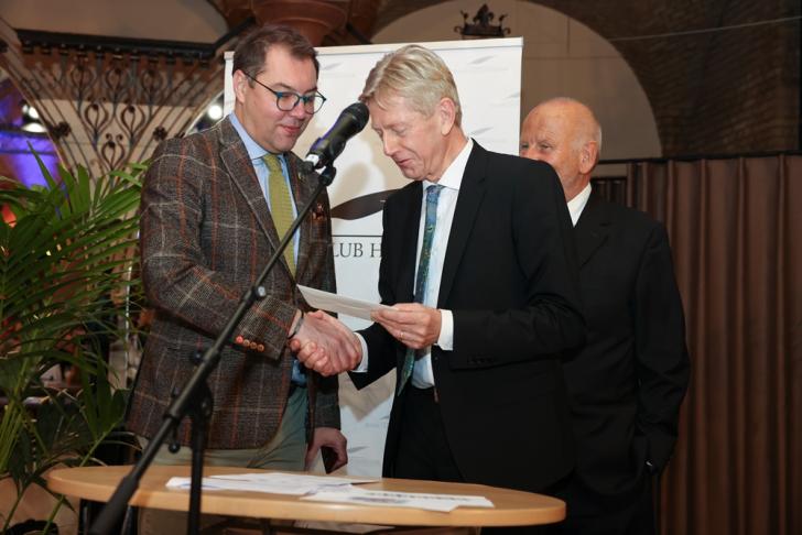 Kuratoriumsmitglied Dr. Karl Gerhold überreicht das Preisgeld