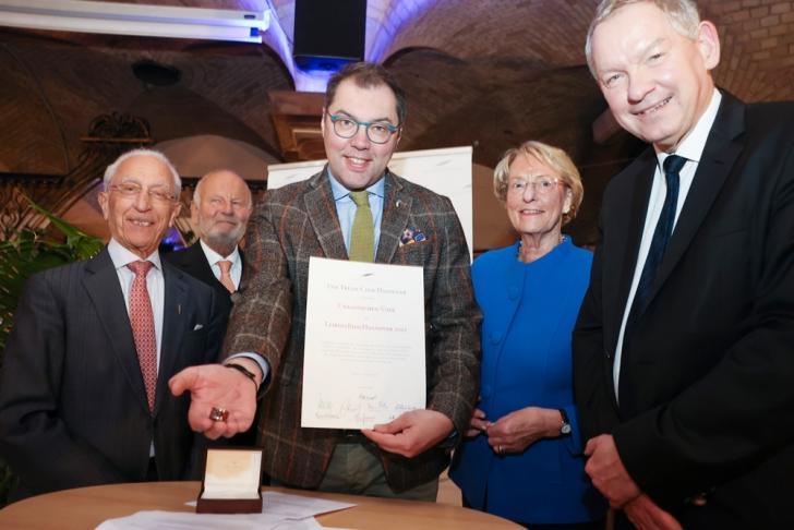 Botschafter Makeiev mit Ring und Urkunde